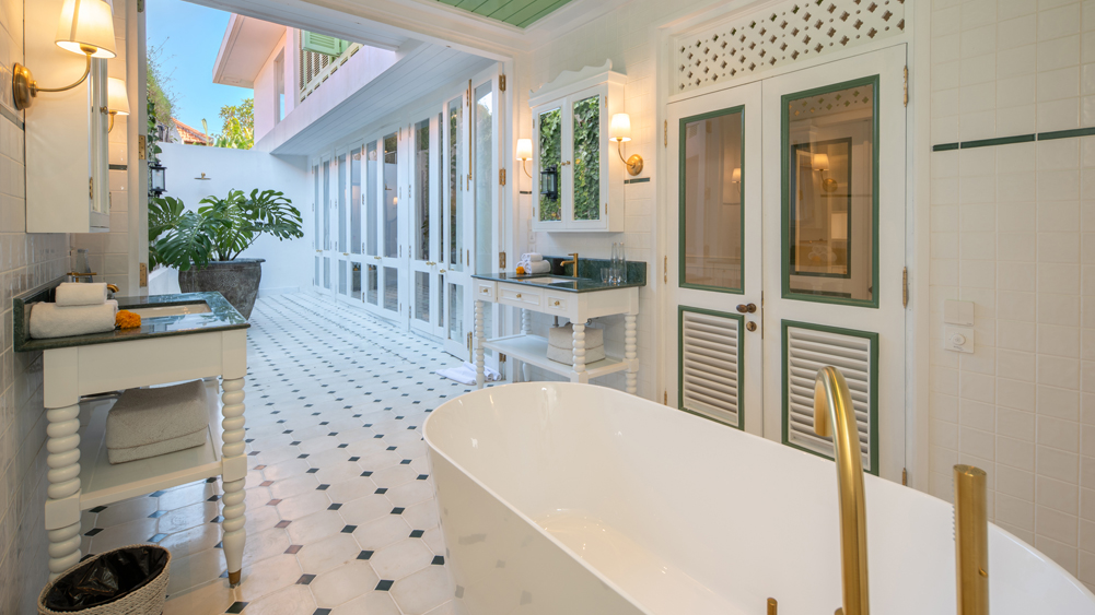 Elite Havens - Villa 1880 - Bali 5-Bedroom Fully Staffed Contemporary-Colonial Villa - Indonesia - Master bedroom ensuite